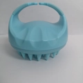 Spazzola massaggiante cuoio capelluto in silicone azzurro con impugnatura ergonomica - Blu