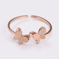 Primer plano de anillo ajustable de oro rosa con diseño de mariposa mate en fondo blanco - Talla única (Ajustable abierto) / Oro rosa