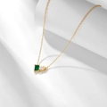 Dettaglio della collana in argento s925 con pietra smeraldo e zircone a goccia - Argento 925 / Oro