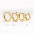 Detalle de pendientes de aro dorados con circonitas en tamaños de 6mm a 9mm - 5mm / Oro/Circonita Blanca