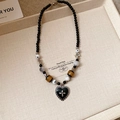 Collar de cuentas vintage con colgante de corazón negro y detalle de cruz en bandeja - Collar con Colgante de Corazón de Aceite de Goteo