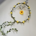 Handgefertigter Blumenkranz mit gelben Rosen und grünen Blättern auf Reben-Haarband - Gelb