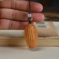 Handgefertigter Thuja-Holz Mais-Anhänger mit Sternzeichen-Kordel und Emaille-Perle - Maisform Handy-Anhänger