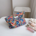 Vue détaillée de la trousse de maquillage fleurie en coton avec étiquette Simple Wish - Fleurs Rouges et Bleues