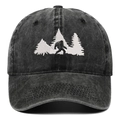 Détail de la broderie blanche Bigfoot sur une casquette en coton délavé anthracite - Taille unique / Noir