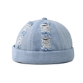 Lichtblauwe gewassen denim docker muts met vintage details en een stoere streetwear look - Verstelbaar / Lichtblauw Gescheurd Denim Docker Hoed