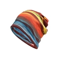 Gros plan d'un bonnet en maille à rayures colorées montrant les détails et les dégradés - Style 1