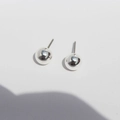 Orecchini a perno minimalisti a sfera in argento lucido con finitura metallica brillante - Grande (0.8cm) / Sfera Grande Argento