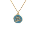 Collier plaqué or 18K avec pendentif capsule bleue 'Be Free' sur fond blanc pur - Bleu