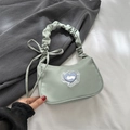 Sac demi-lune vert sauge avec anse froncée et écusson cœur orné d'un petit lapin - Vert