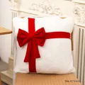 Coussin de Noël en peluche boîte cadeau blanc avec nœud en velours rouge, 43x43cm - 43x43cm / Housse de coussin décoratif / Blanc avec nœud rouge taie d'oreiller