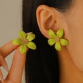 Elegante limettengrüne Blumenohrstecker mit 3D-Blütenblättern und goldenen Blütenmitten - KC Gold S621 (Zitronengrün)