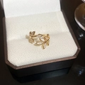 Bague ouverte feuille d'olivier plaquée or avec nacre blanche dans un écrin à bijoux - Style Feuille (103# Bague) / Or