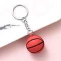 Lebendiger roter Basketball-Schlüsselanhänger mit Textur und silbernem Schlüsselring - Basketball