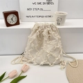 Detail der Quasten-Rautenstruktur auf creme-weißem Canvas-Rucksack in Wohnatmosphäre - Cremeweiß