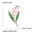 Spilla mughetto in smalto rosa con strass e dimensioni dettagliate su sfondo bianco puro - Rosa (0443-PK)