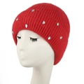 Primer plano del gorro de punto rojo grueso con brillantes pedrería sobre fondo blanco - Talla Única(55-60cm) / Rojo
