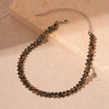Detalle del collar de cristal bicolor con pavimentación geométrica y cierre de langosta - Diamantes de Imitación Amarillos y Negros