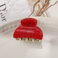 Gros plan d'une pince à cheveux rouge pailletée en acrylique sur un plateau blanc - Rouge Pailleté