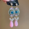 Details von Vintage-Ohrringen mit blauen Kristallen, weißen Perlen und rosa Harztropfen - Pink und Blau Kontrast Wassertropfen Stil / Silberner Ohrstecker - Gold - Rosa