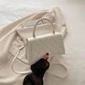 Sac à main blanc matelassé avec clous en cœur et poignée tressée sur un blazer - Blanc
