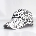 Unisex Baseballkappe mit schwarzem Graffiti-Aufdruck auf weißem Stoff für Outdoor - Verstellbar / Weiß