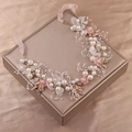 Cerchietto a corona con fiori e perle per bambine con elegante nastro rosa decorativo - Cerchietto con Fiori Rosa e Perle