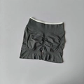 Detailansicht der nahtlosen High-Waist-Yogashorts mit Scrunch-Po und Kontrastbund - S / Graphitgrau