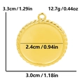 Dettaglio del ciondolo tondo dorato che mostra le dimensioni del diametro interno di 2,4cm - Oro
