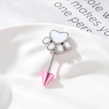 Zilveren piercing met witte kattenpoot en roze kegelvormig uiteinde op een wit dienblad - Witte Kattenpoot + Roze Scherpe Kegel (Enkel Stuk)