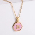 Collana in acciaio inossidabile placcata oro 18k con pendente esagonale, conchiglia rosa e lettera B - Oro-B