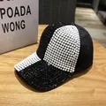 Handgefertigte Baseballkappe mit schwarz-weißen Perlenstickereien auf Holzuntergrund - Einstellbar (54-58cm) / Schwarz Mit Schwarz-Weißen Strasssteinen