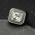 Dettaglio macro dell'anello a sigillo da uomo con pietra rettangolare e pavé di diamanti - Acciaio + Pietra Bianca