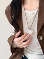 Detailopname van een zilveren ginkgoblad hanger ketting op een stijlvol bruin koordje - Zilver-Koffie Touw (Eenvoudige Stijl)