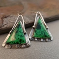 Vintage style triangular green agate earrings with silver textured border and hooks - S500 Retro Green Stone Triangle