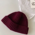 Detalle del gorro de punto color burdeos con textura de punto acanalado grueso - Talla Única Niño / Granate