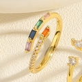 Detail eines verstellbaren Goldrings mit bunten Zirkonia im Rechteckschliff und Pavé-Steinen - Einstellbar Offen / Quadratischer Bunter Zirkonia Ring