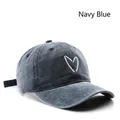 Vintage gewaschene marineblaue Baseballkappe mit weißer Herzstickerei für Damen - Marineblau