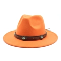 Détail du chapeau en feutre orange avec ruban en cuir, pierre turquoise et rivets métalliques - Orange