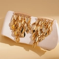 Makro-Detail polierter goldener Blatt-Quastenohrringe auf strukturiertem Ständer - Glänzend Goldene Weidenblatt Quasten Stil / Gold
