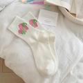 Weiße Baumwollsocken mit rosa Herzmuster, gemütliche Ästhetik auf weißer Bettwäsche - Herz