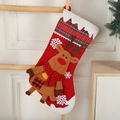 Weihnachtsstrumpf mit Rentier-Puppe, rotem Körper und Karomuster am Rand am Holzständer - Elch