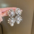 Primer plano de pendientes de flores dobles con cristales y perlas blancas plateados - Estilo de Flor de Perla Incrustada de Plata