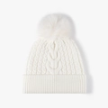 Berretto invernale bianco in maglia a trecce con risvolto spesso e grande pompon in pelliccia - Regolabile / Bianco