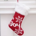 Calcetín navideño rojo de punto con borde de felpa y patrón de copos de nieve blancos - Estilo JOY