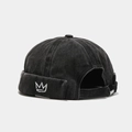 Detalle de gorro docker gris vintage con bordado de corona y correa de metal ajustable - Ajustable / Negro