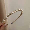 Dettaglio di elegante cerchietto dorato con perle e strass in cristallo sfaccettato - Perla con Strass - Albicocca