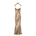 Champagne satijnen maxi-jurk met bloemenprint, gedrapeerde halslijn en slanke pasvorm - S / Champagne Goud Bloemen