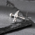 Foto macro de un pendiente de martillo plateado con medidas de 1,18 cm por 1,09 cm - Plateado