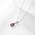 Collar minimalista de acero de titanio con colgante de gema roja en forma de pera - Oro Blanco + Circonita Rojo Granate